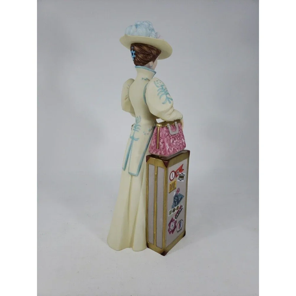 Avon Mrs Albee Award Figurine Statue 2002 in Box Representative President's Club